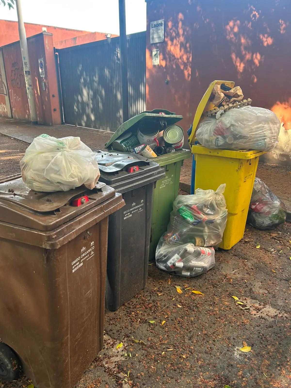Rifiuti abbandonati a Cagliari