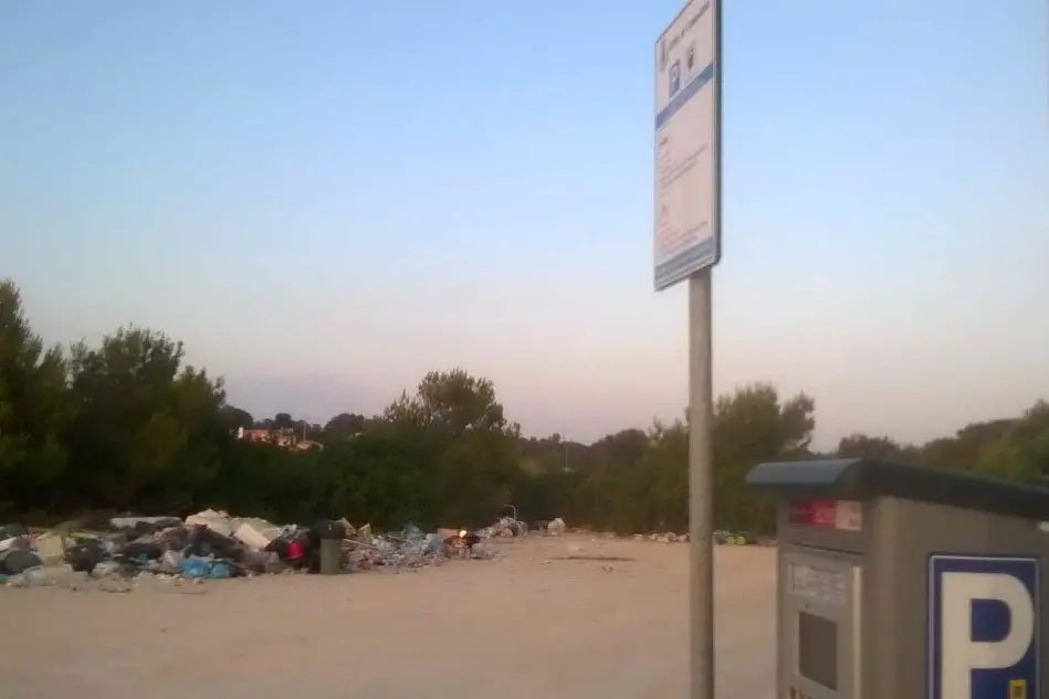 Il cumulo di rifiuti nel parcheggio della spiaggia Le Saline