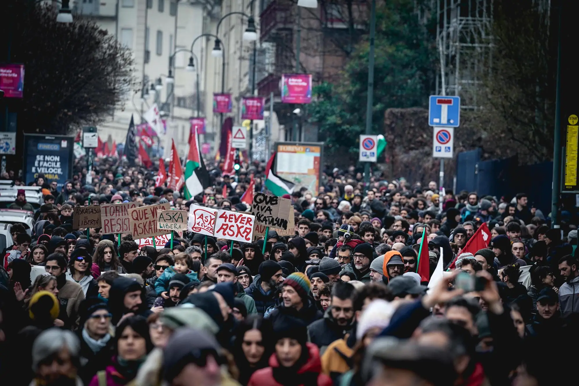 Il corteo a Torino (Ansa)