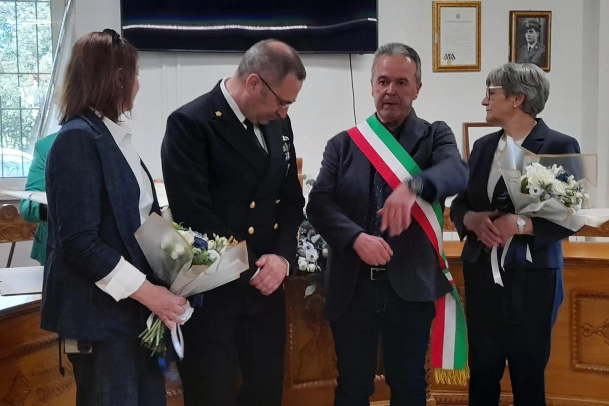 Il comandante Lai con la moglie e la mamma originaria di Lula (foto Dui)