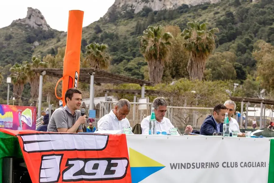 Una suggestiva immagine della conferenza stampa di stamattina (foto concessa da Windsurfing club Cagliari)
