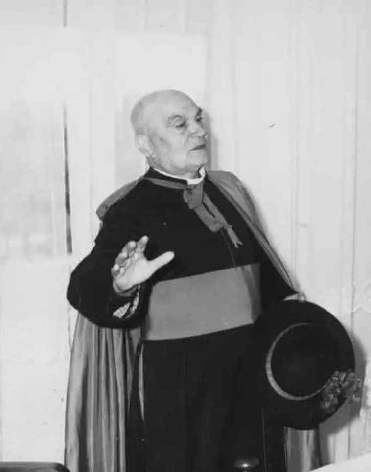 Monsignor Raimondo Calvisi (foto dal libro)