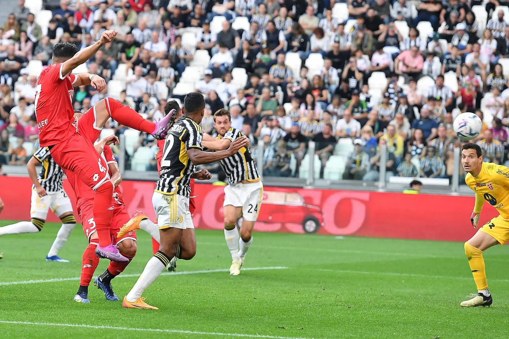 Juventus' Alex Sandro scores the gol (2-0) during the italian Serie A soccer match Juventus FC vs AC Monza at the Allianz Stadium in Turin, Italy, 25 May 2024 ANSA/ALESSANDRO DI MARCO
