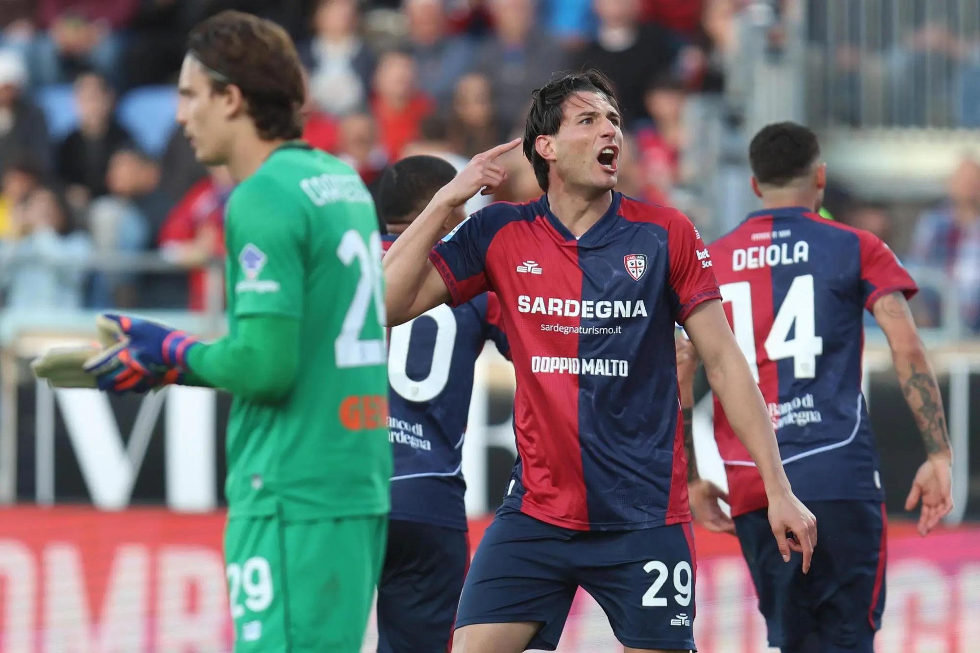 Gennaro Borrelli esulta per il gol del 3-2 di Cagliari-Atalanta (foto Ansa)