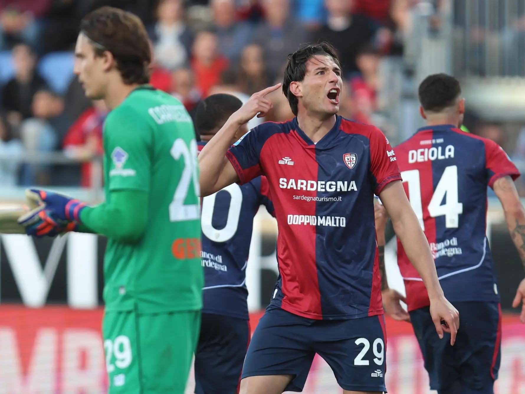 Gennaro Borrelli esulta per il gol del 3-2 di Cagliari-Atalanta (foto Ansa)