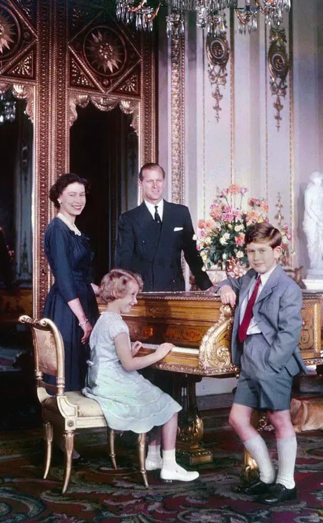 Con il consorte Filippo e i figli Carlo e Anna (foto Wikipedia)