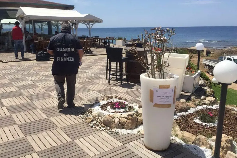 Le Fiamme gialle sequestrano il ristorante (foto Gloria Calvi)