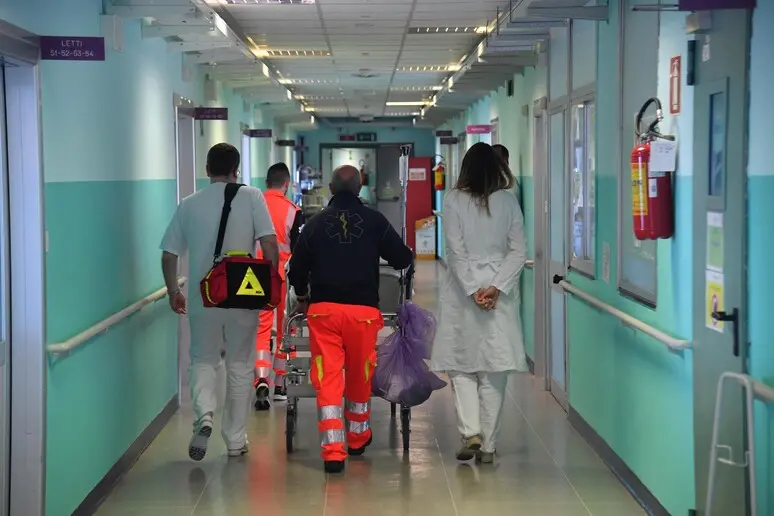 Medici e operatori sanitari in corsia