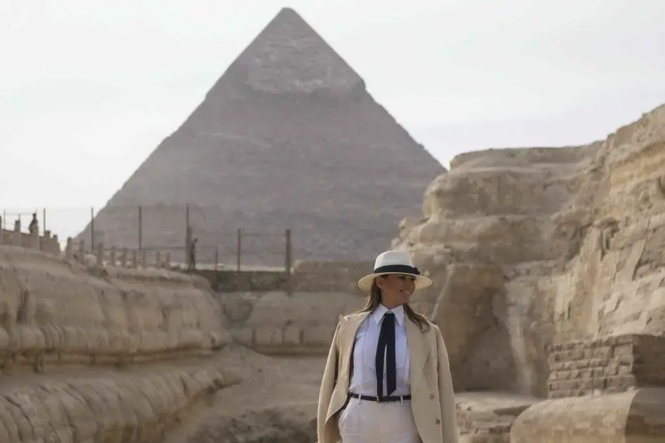 Melania Trump in Egitto, con cravatta e Borsalino (Ansa/Epa)