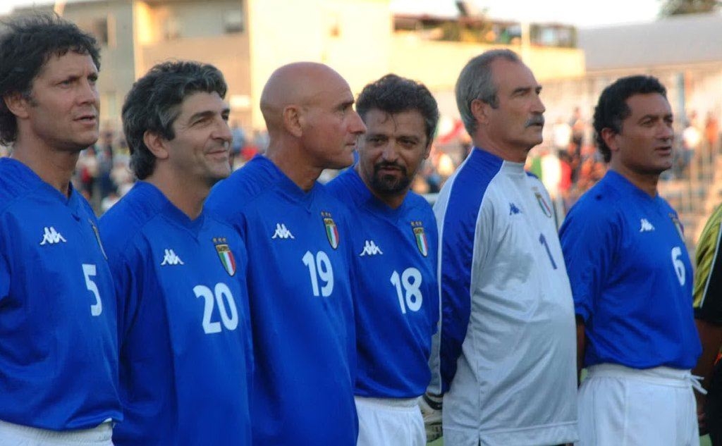 Paolo Rossi (secondo da sinistra) a Sassari per il revival della partita tra Italia e Germania
