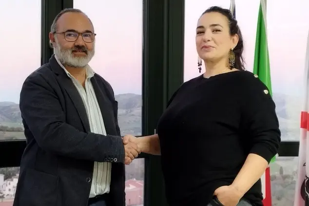 Il sindaco Antonio Ruiu con Rosalia Addis (foto concessa)