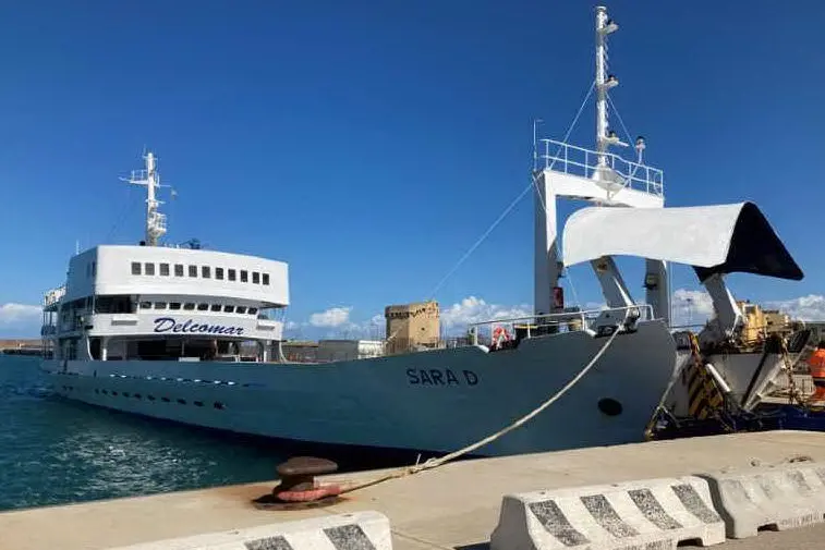 Il traghetto Sara D a Porto Torres (foto Pala)