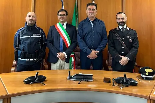 Da sinistra il comandante della polizia locale Massimiliano Orrù, il sindaco Stefano Altea, il capitano dei barracelli Antonllo Figus e il comandante Ivan Melis