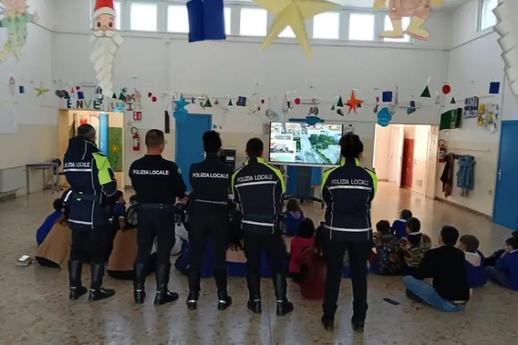 Polizia locale di Stintino a scuola (foto concessa)