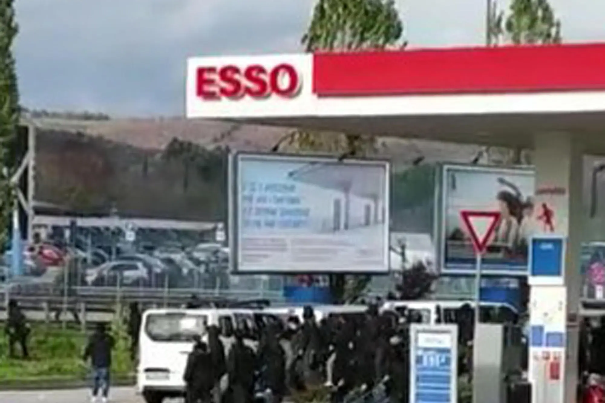 Scontri tra tifosi della Roma e del Napoli nell'area di servizio Badia al Pino, vicino Arezzo, sull'Autostrada del Sole in un'immagine tratta dal Tgr Rai Toscana: un ferito è stato portato all'ospedale di Arezzo. All'origine degli scontri, secondo quanto si apprende dalla Questura di Arezzo, l'agguato teso da un gruppo di ultrà del Napoli ai romanisti in transito per raggiungere Milano: ne è nato poi un lancio reciproco di sassi e lacrimogeni, 8 gennaio 2023. +++ TWITTER/TGR RAI TOSCANA +++ ATTENZIONE LA FOTO NON PUO' ESSERE RIPRODOTTA SENZA L'AUTORIZZAZIONE DELLA FONTE CUI SI RINVIA ++++ NPK +++