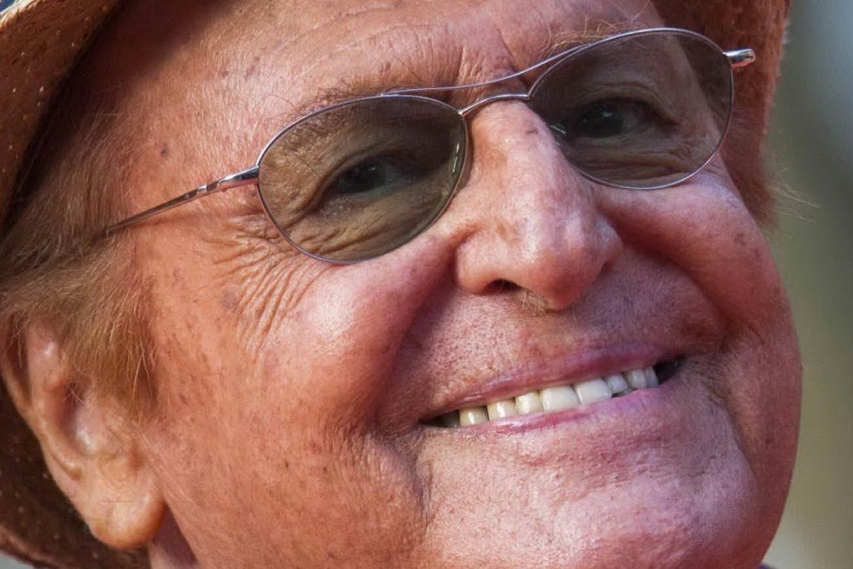 Tanti auguri Renzo Arbore: il re degli intrattenitori compie 80 anni