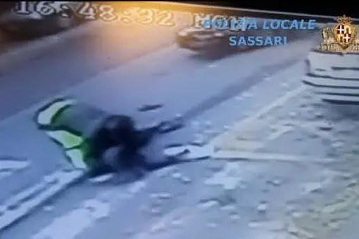 Un fermo immagine del video diffuso dalla Polizia locale di Sassari
