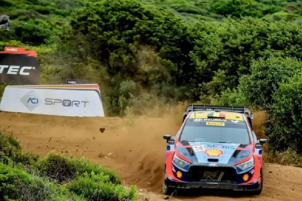 Un'auto in gara (Ansa)