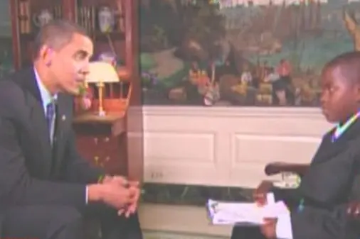Un fermo immagine dell’intervista a Obama da parte di Damon Weaver (Ansa)