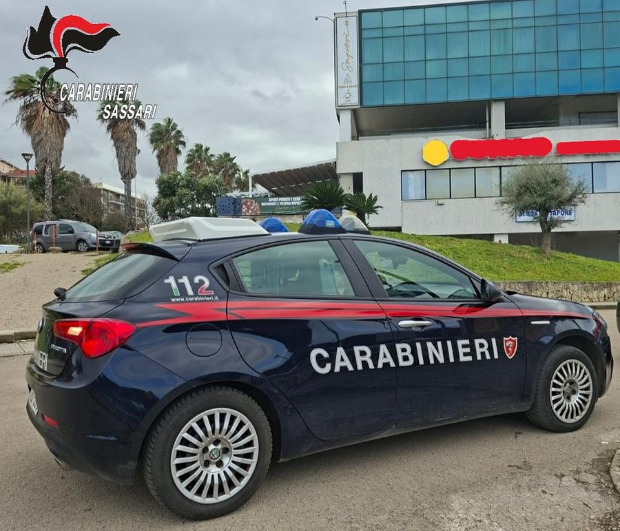 Sassari, ruba spazzolini elettrici e viene arrestato