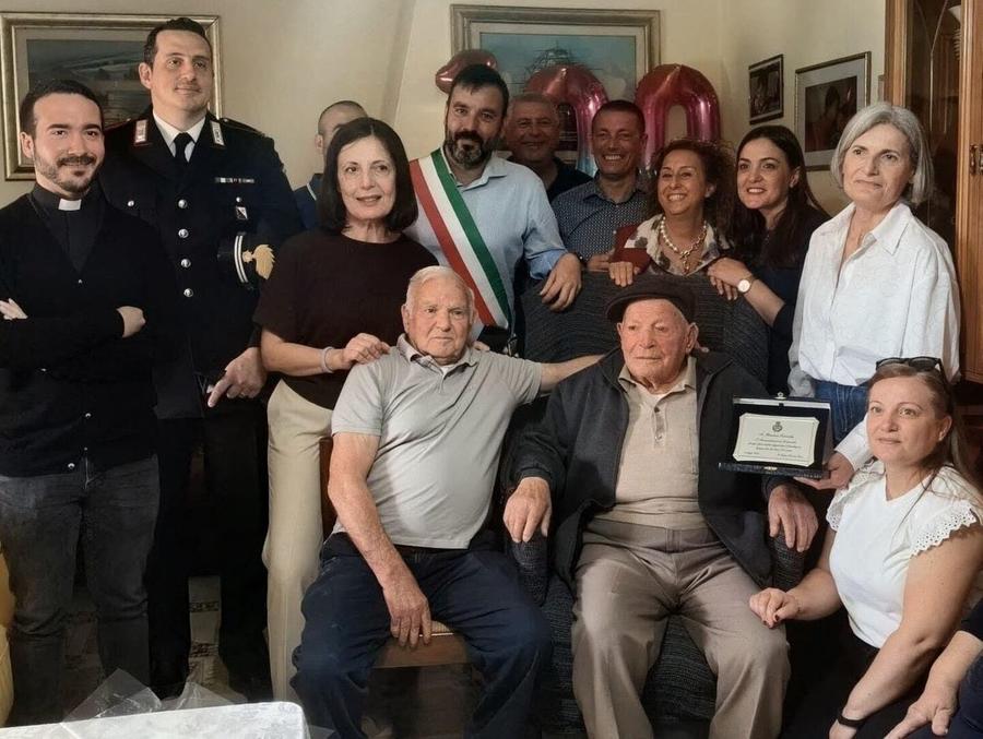 Paese in festa per i cento anni di nonno Maurizio