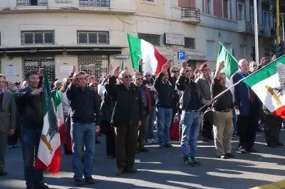 Saluti romani durante la manifestazione per i caduti di Salò