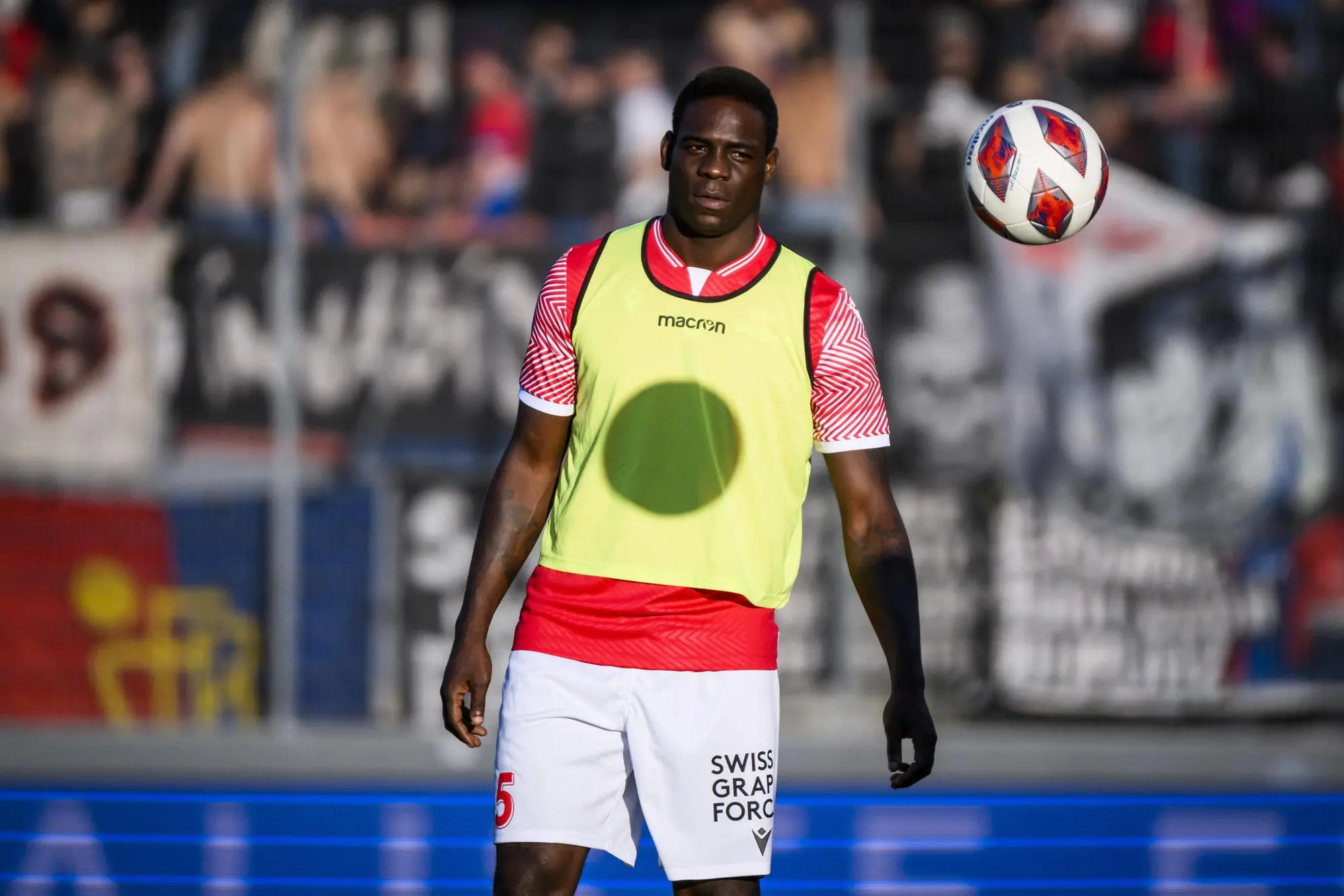 epa10157748 Sion's forward Mario Balotelli of Italy goes through warm-up routines during the Swiss Super League soccer match between FC Sion and FC Basel, at the stade de Tourbillon stadium, in Sion, Switzerland, 03 September 2022. EPA/JEAN-CHRISTOPHE BOTT