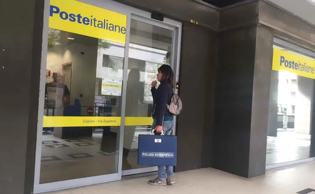 I tre hanno minacciato direttore, dipendenti e clienti