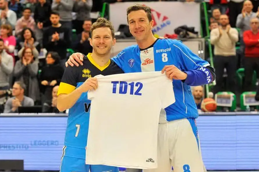 Devecchi consegna a Diener la maglia personalizzata (Foto Dinamo)