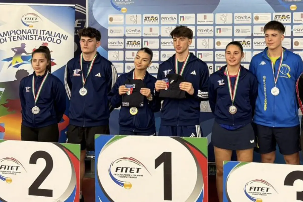 Il podio del doppio misto Under 19 a Terni, da sin. Sanchi, Bianchi, Seu, Cipriano, Minurri (Muravera), e Simon (Norbello) (Foto concessa dal TT Muravera)