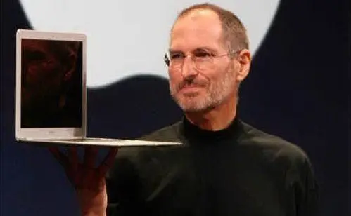 Presenta il Macbook Air nel 2008 (foto Wikipedia)