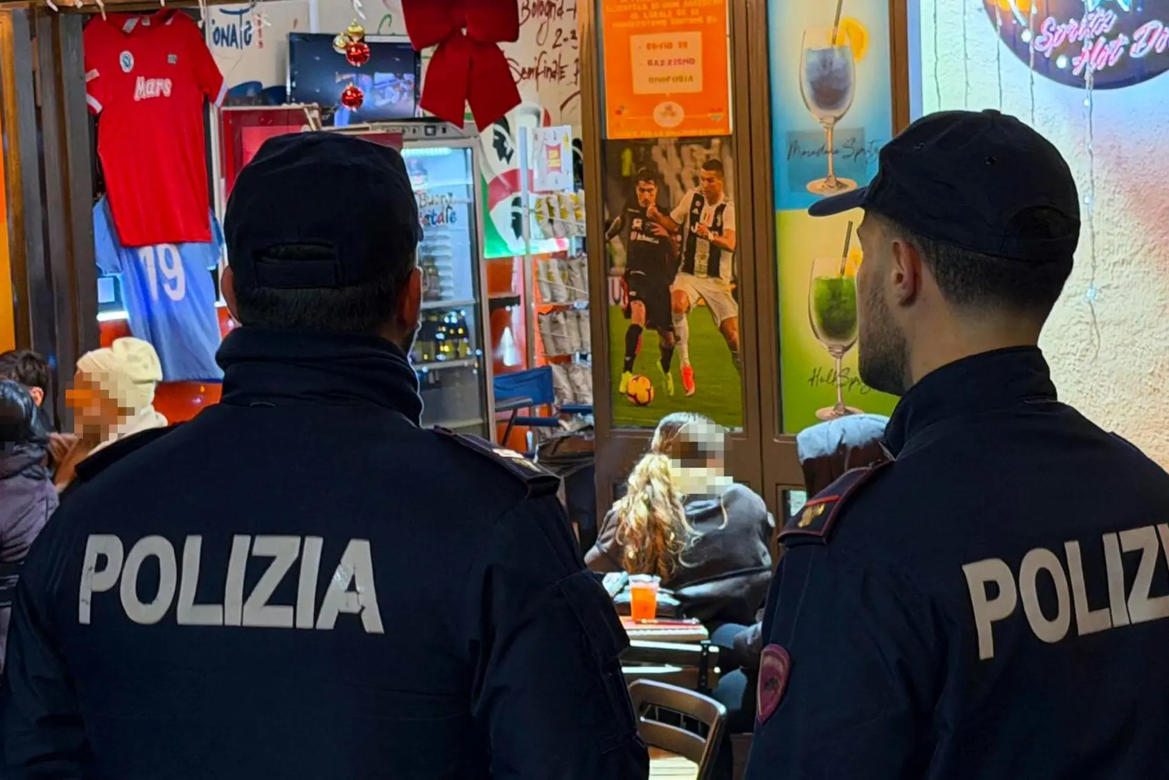 Agenti di Polizia davanti al Pisadog 19 (Ansa)