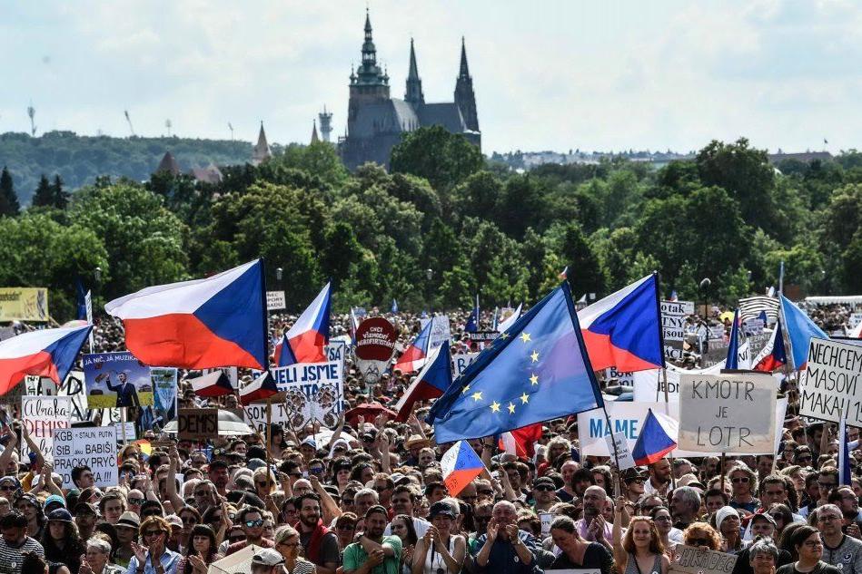 L'imponente manifestazione a Praga (Ansa)
