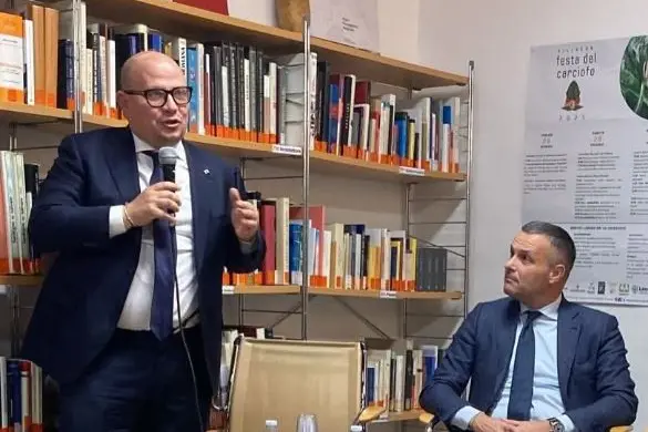 In piedi il deputato di Fdi, Salvatore Deidda (foto concessa)