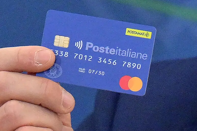 Social card (immagine simbolo, foto Ansa)