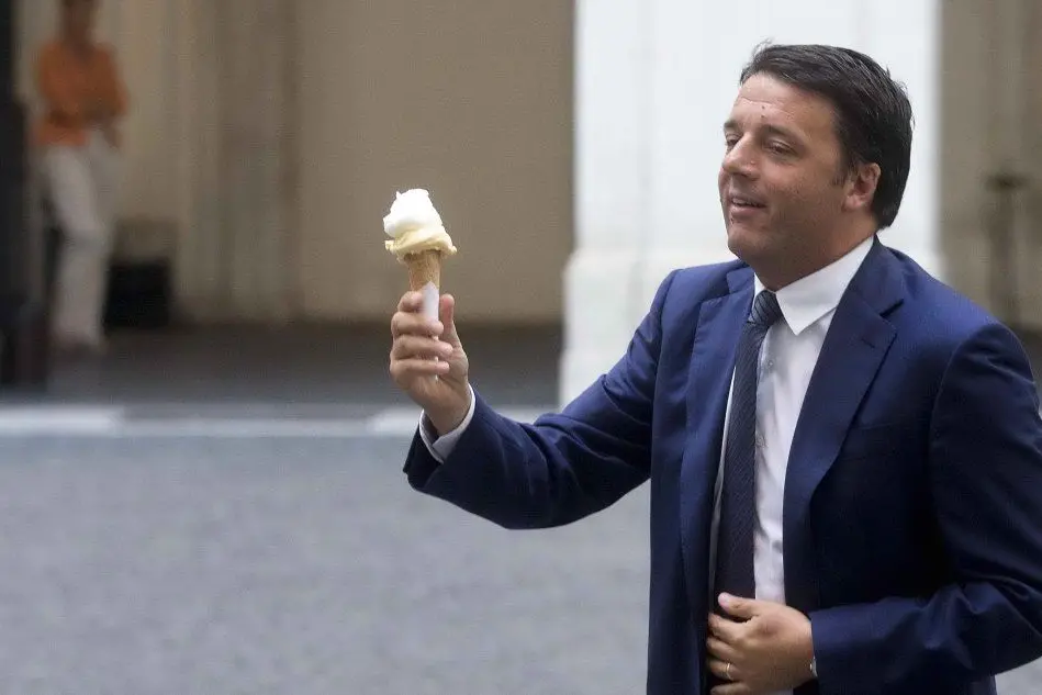 Renzi posa col gelato a Palazzo Chigi