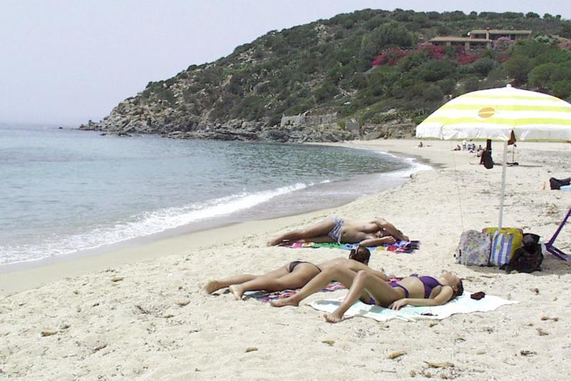 Turisti in una spiaggia in Sardegna (foto archivio L'Unione Sarda)