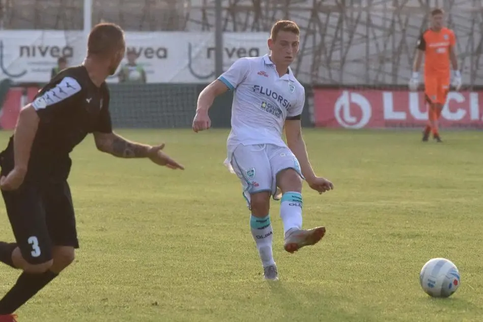 Andrea Vallocchia in azione (foto Olbia Calcio)