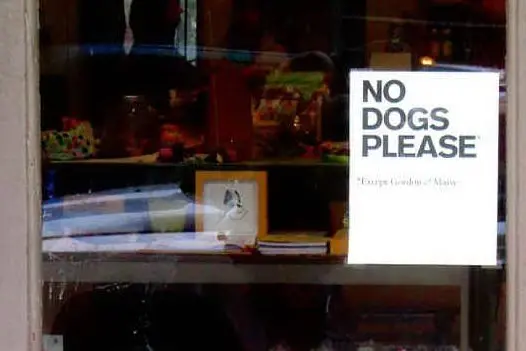 Un cartello vieta l'accesso ai cani (foto Pixabay)