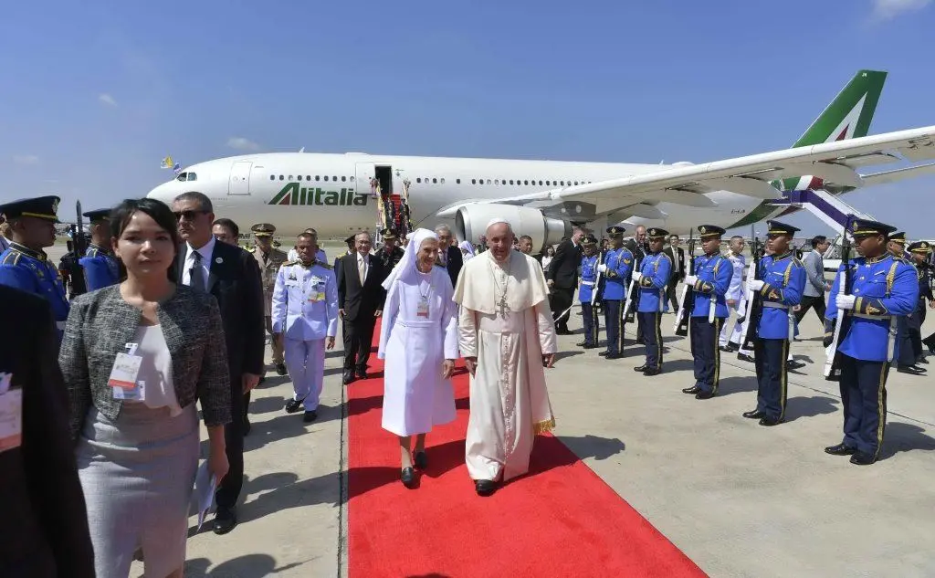 Papa Francesco all'arrivo in aeroporto a Bangkok