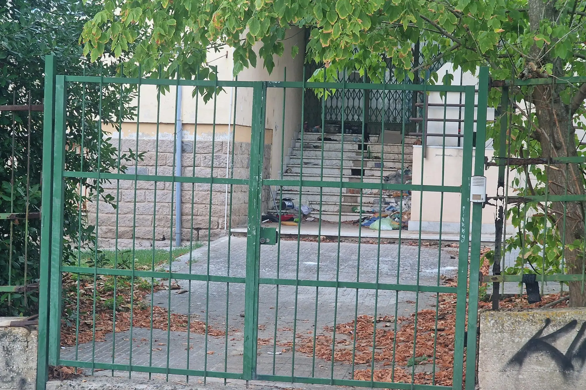 L'ingresso della scuola di via Cicu a Sassari (foto Floris)