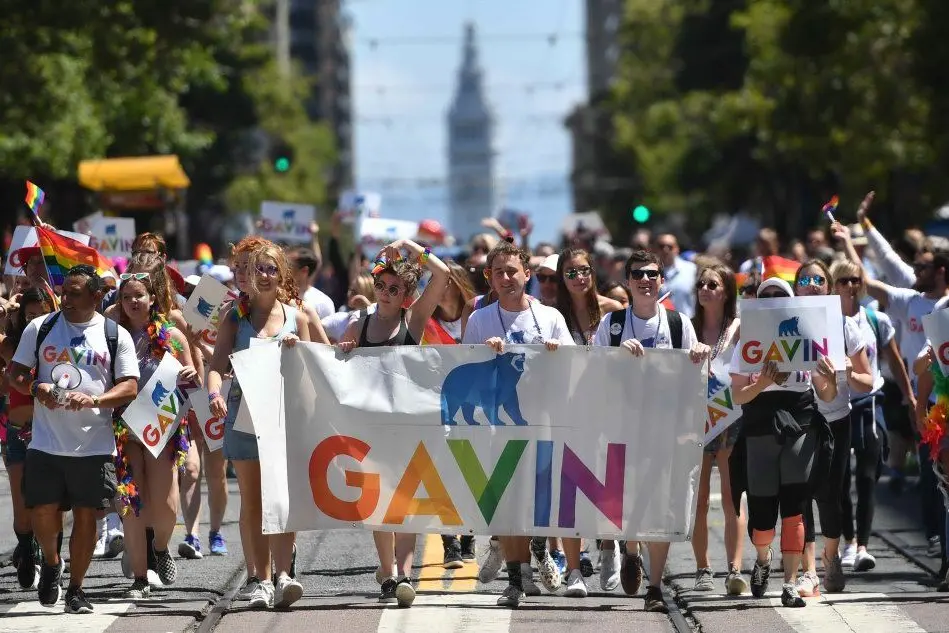 New York, una marea arcobaleno invade la città per il Gay Pride