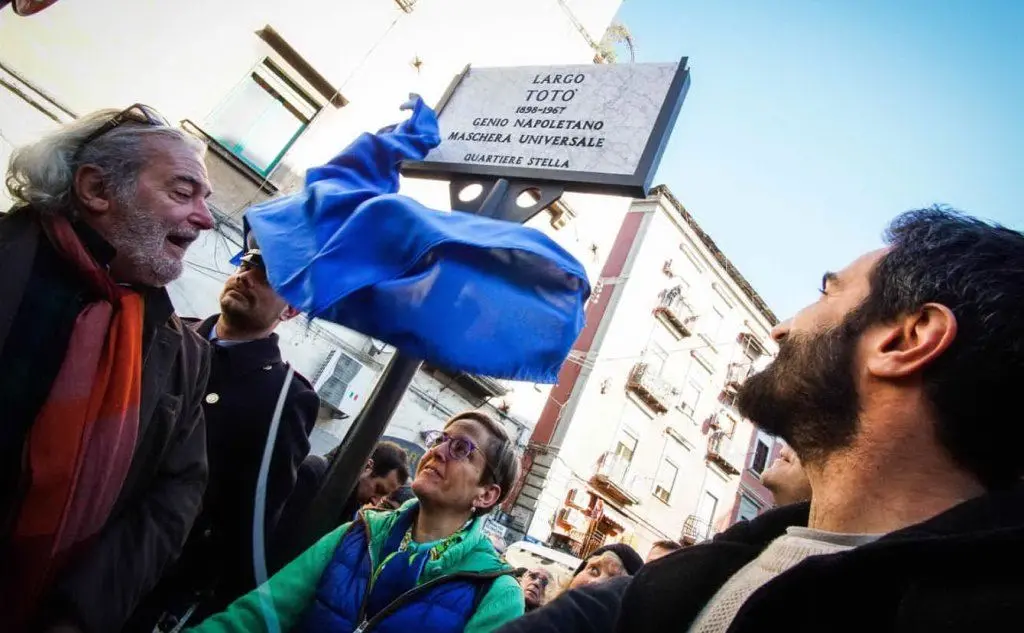 La piazza che gli è stata dedicata nel quartiere Sanità di Napoli (Ansa)