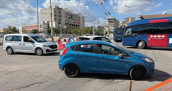 Cagliari 21 ottobre 2025- Nuove variazioni alla circolazione in viale Diaz, viale Bonaria (ora doppio senso) per il cantiere della Metro di superficie . Stefano Anedda Endrich