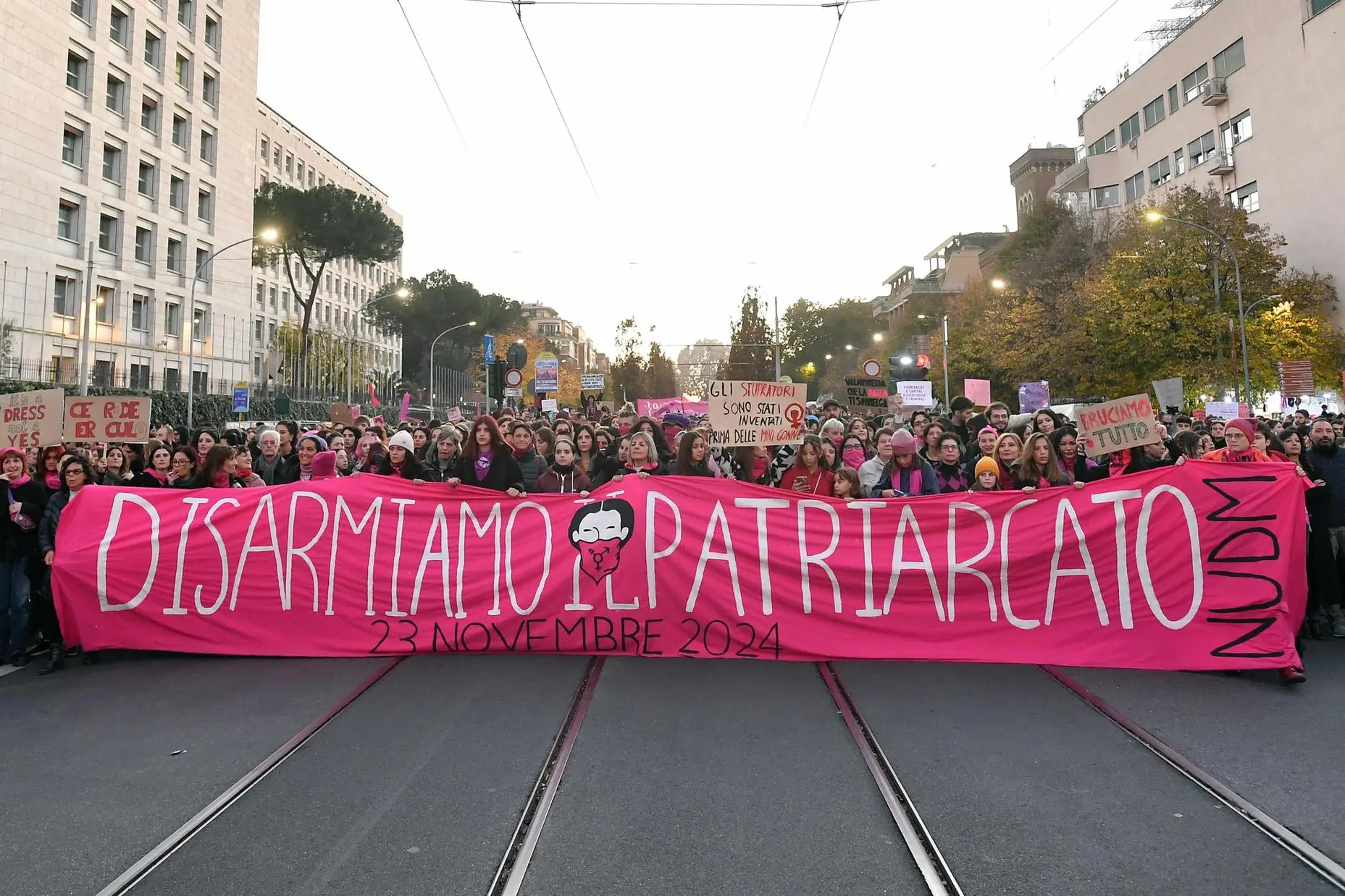 Manifestazione ’Non Una di Meno’ contro la violenza sulle donne Roma, 23 novembre 2024. ANSA/FABIO CIMAGLIA