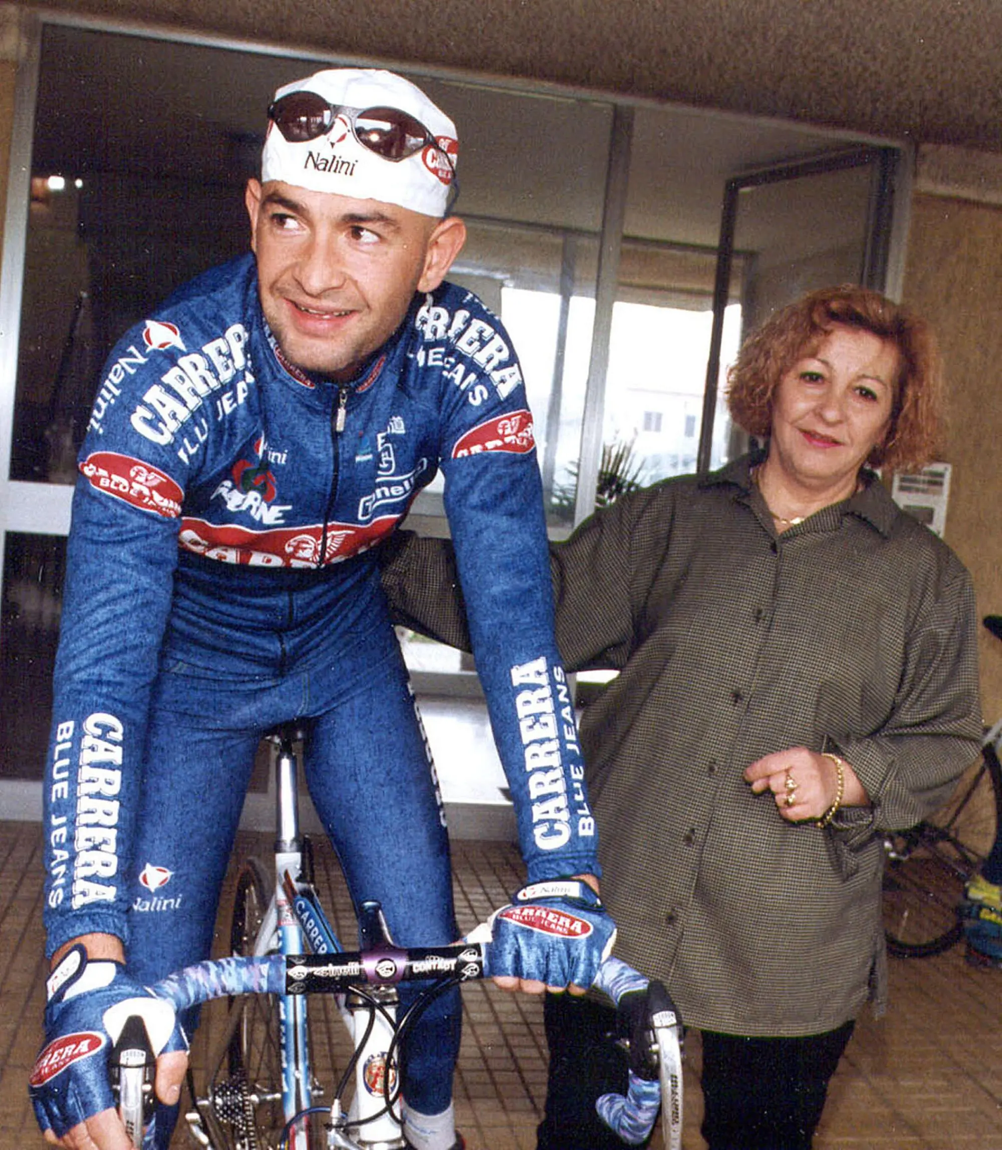 Marco Pantani con la madre Tonina (Ansa)