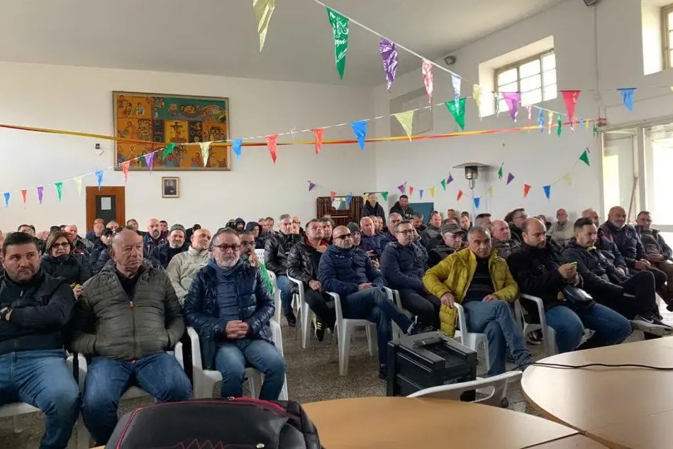 L'assemblea degli operai ex Alcoa (foto Antonella Pani)