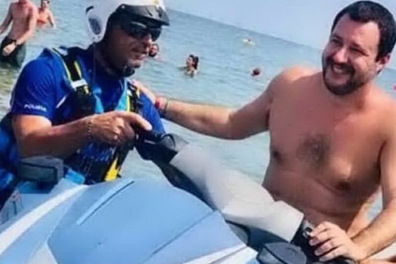 Matteo Salvini su una moto d'acqua della Polizia (Ansa)