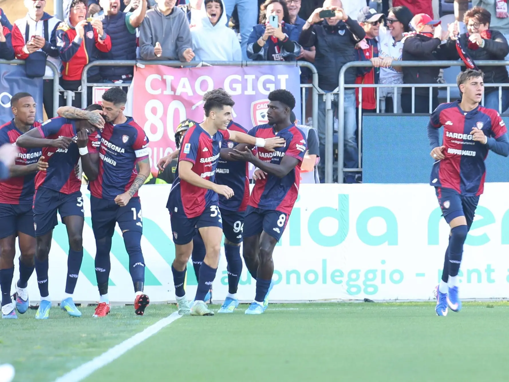 Il Cagliari esulta per uno dei due gol di Paul Mendy nel primo tempo contro l'Atalanta (foto Ansa)