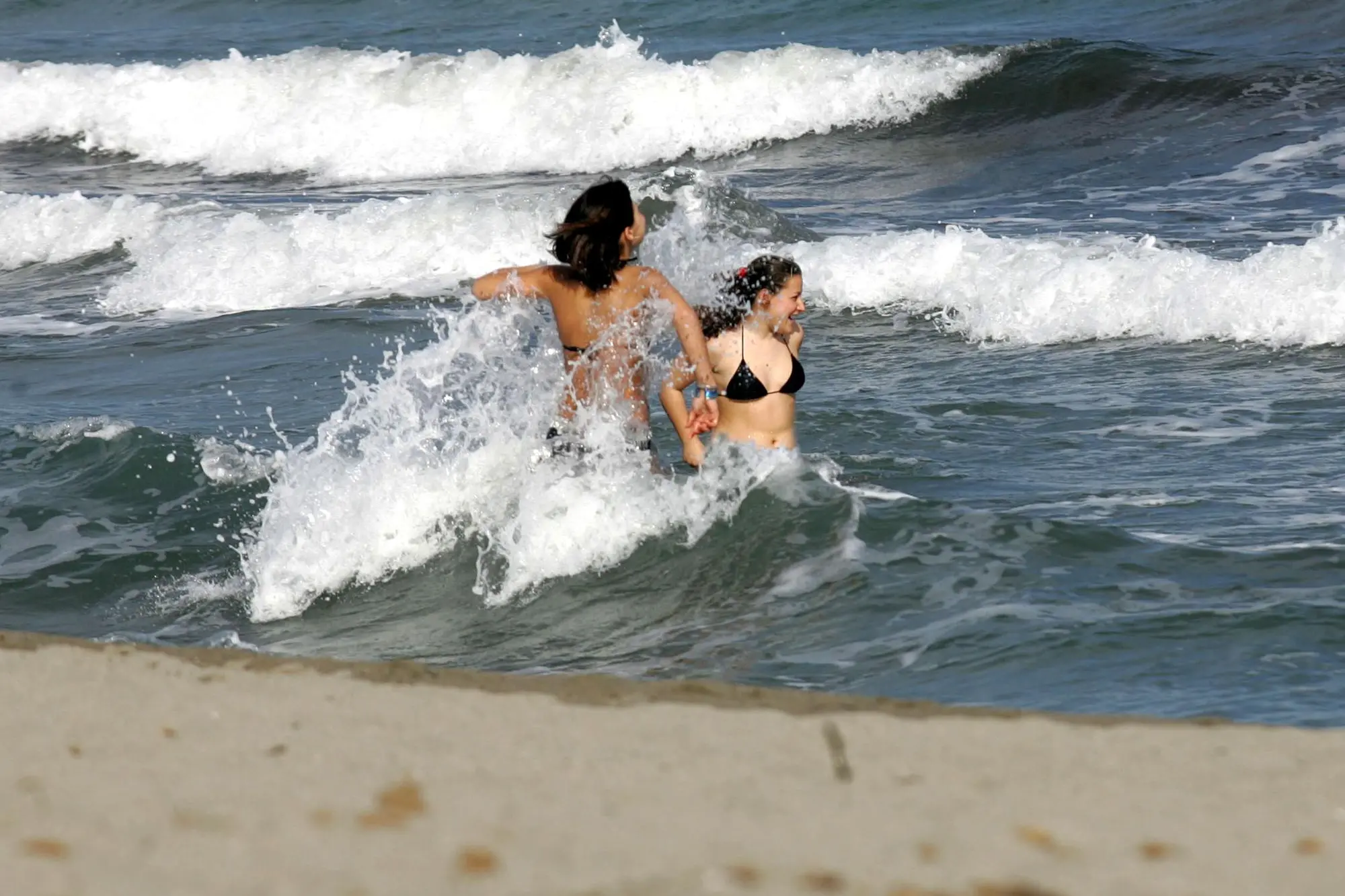 Due ragazze fanno il bagno al Poetto